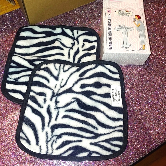 Set of 2 Zebra Make Up Remover Cloths Polyester The Vintage Cosmetic Company - Picture 2 of 5